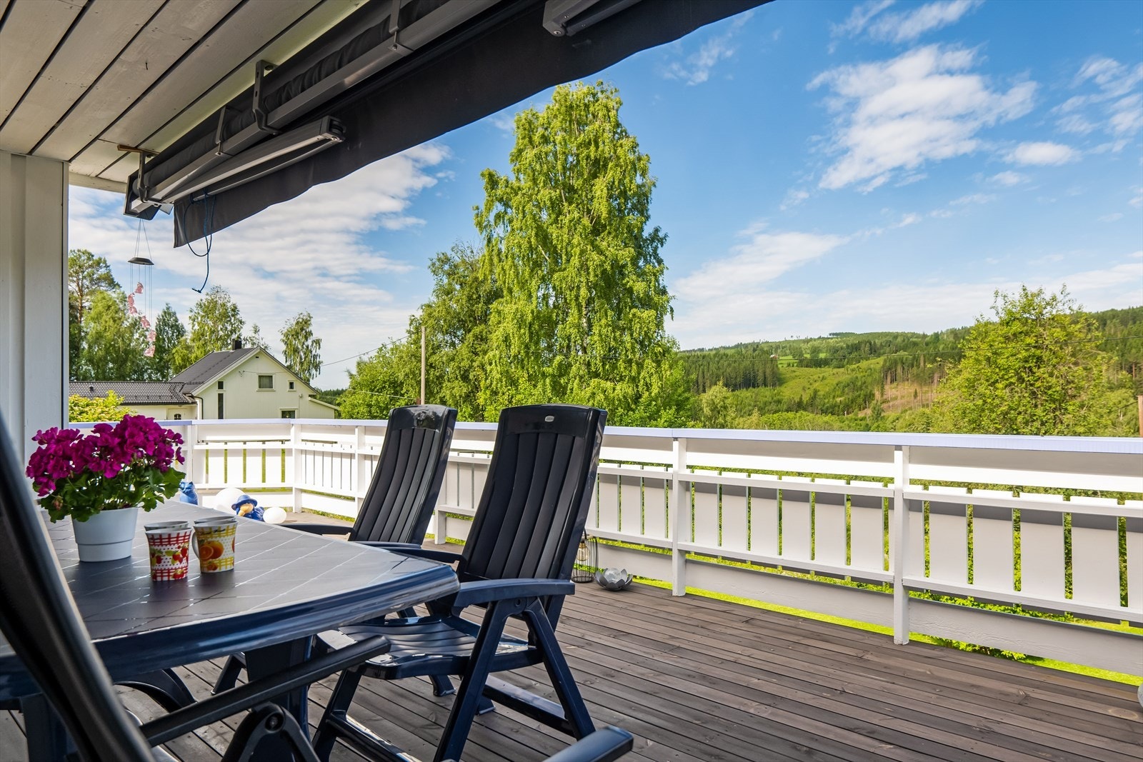 Boligen har en romslig terrasse med god ettermiddags sol. Galleribilde