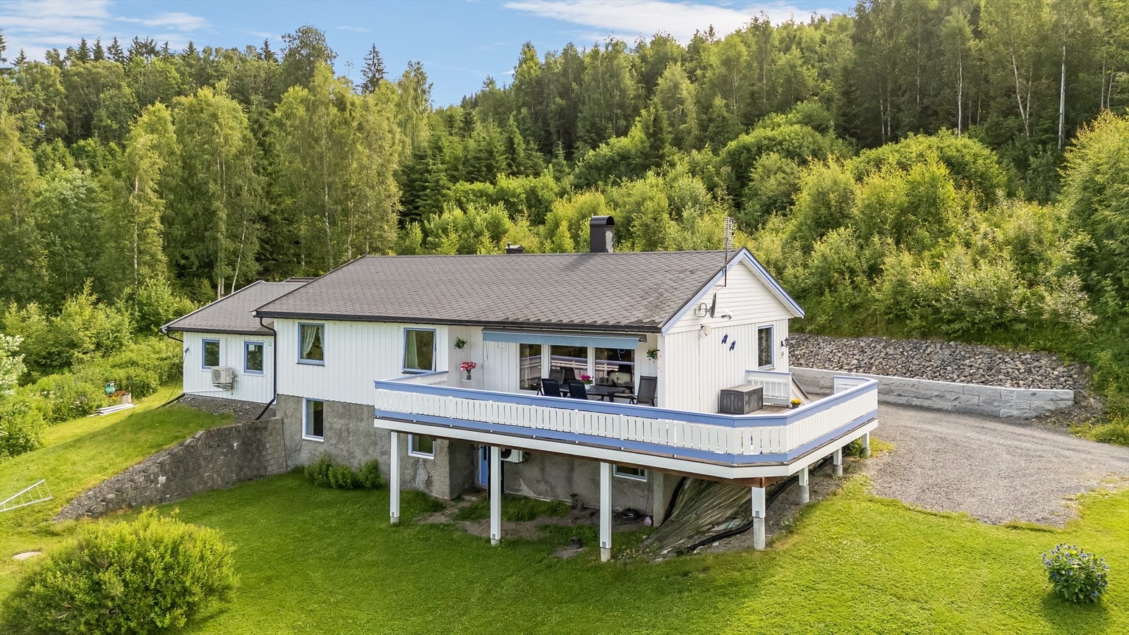 Eiendommen ligger flott til i Mauset med kort veg til Brumund elva, jakt terreng og turterreng. Galleribilde