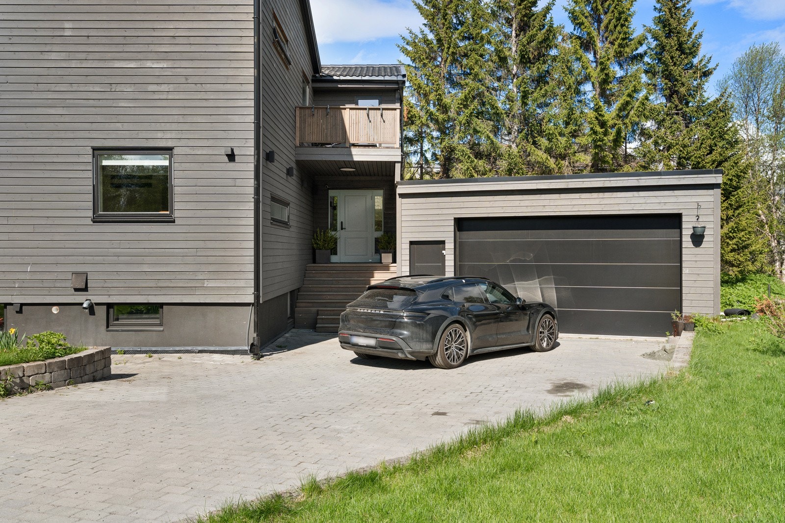 Bilen(e) parkerer man i dobbelgarasjen (ny fra 2019/2020), hvor det er god takhøyde og rikelig med lagringsplass. Det er i tillegg plass for flere biler på oppstillingsplasser på egen tomt.