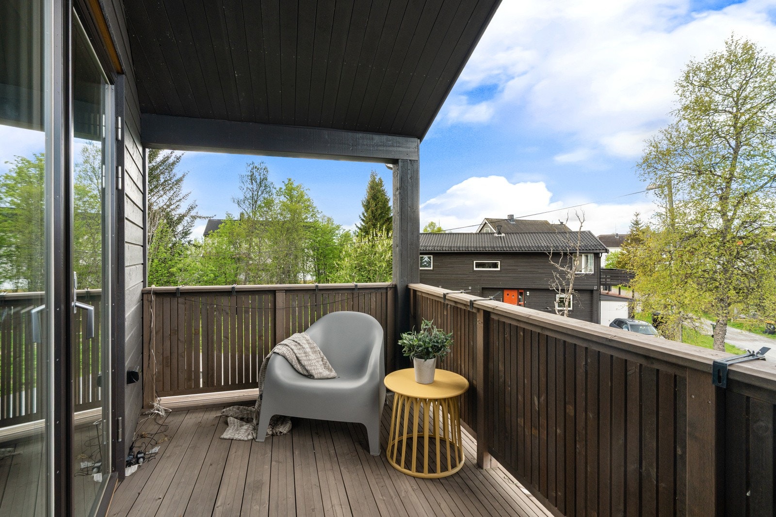 Også fra soverom 2 og 3 har man utgang til en egen veranda som er vendt mot vest. Strålende solforhold og god plass for utemøbler.