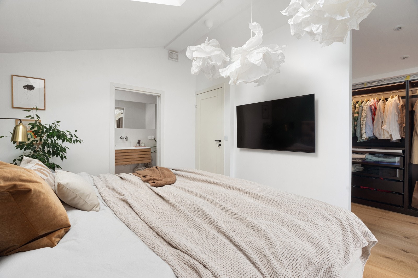Stor "master-avdeling" med walk-in garderobe, eget bad og vestvendt veranda tilknyttet.