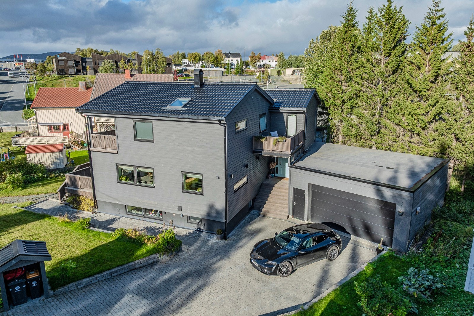 Hagen er pent opparbeidet med plen og diverse beplantning, perfekt for uteaktiviteter som lek eller trampoline.