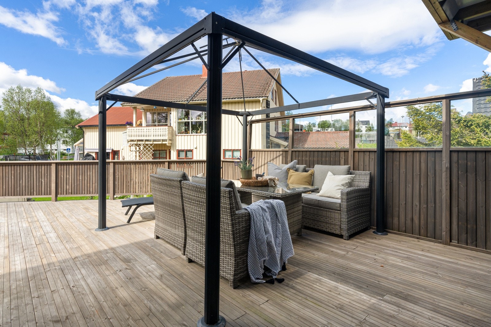 God plass for utemøbler, grill og beplantning til sommerhalvåret.