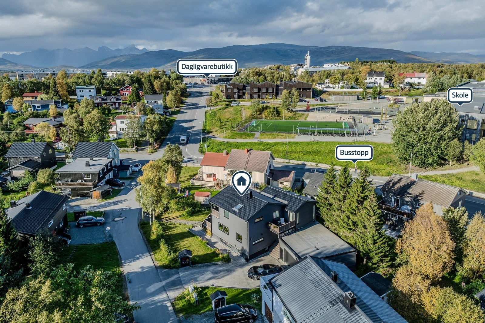 En rålekker familiebolig med sentral beliggenhet på toppen av øya. Høy standard og flere etterspurte kvaliteter.