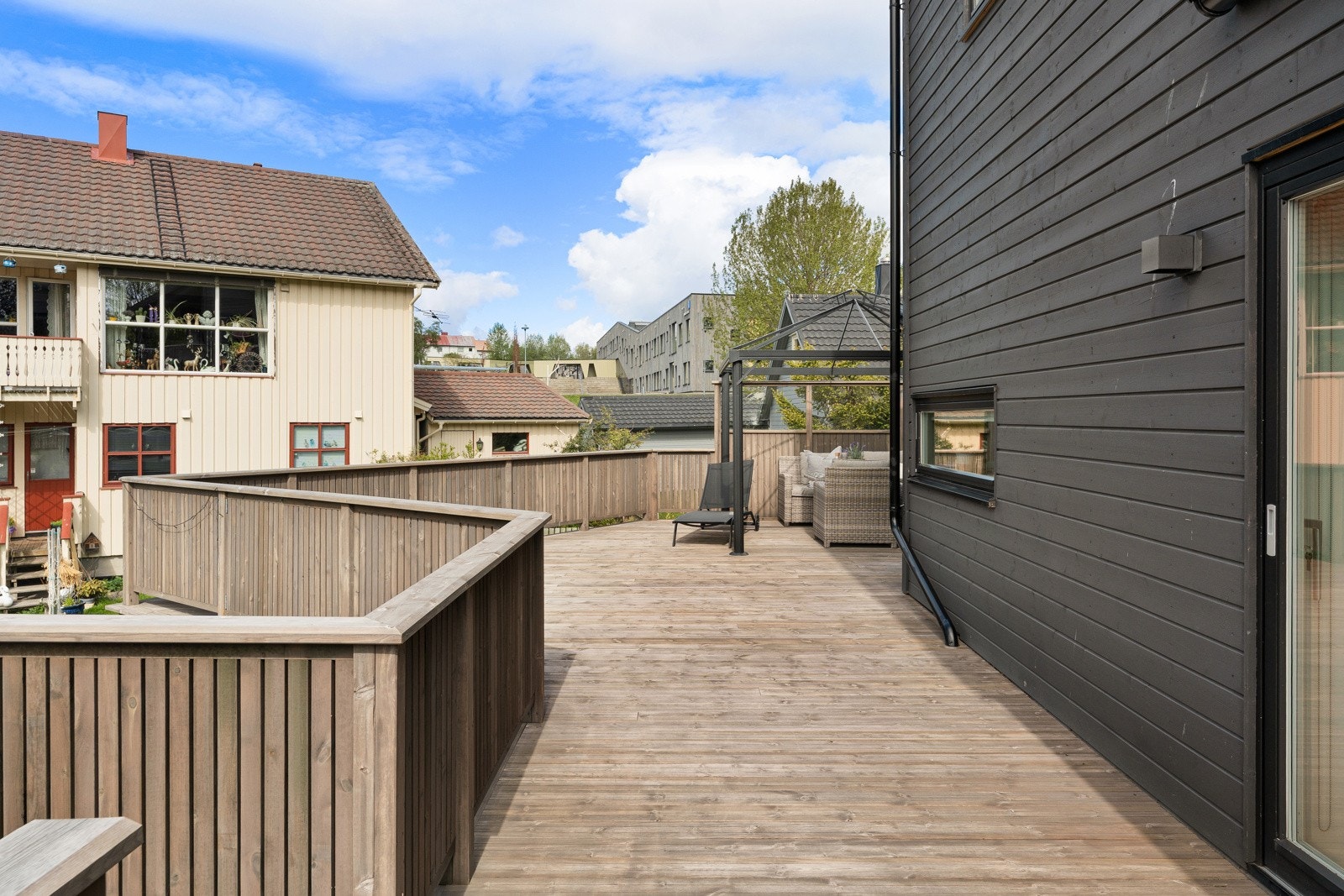 Ut fra stuen har man en særdeles stor og flott terrasse.