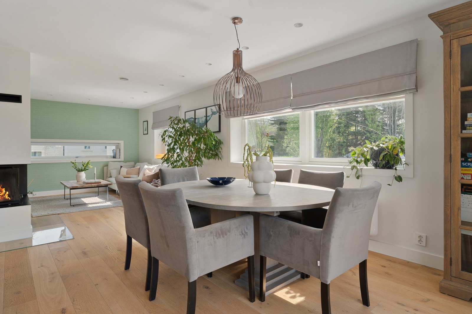 God plass for stort spisebord med plass til hele familien.