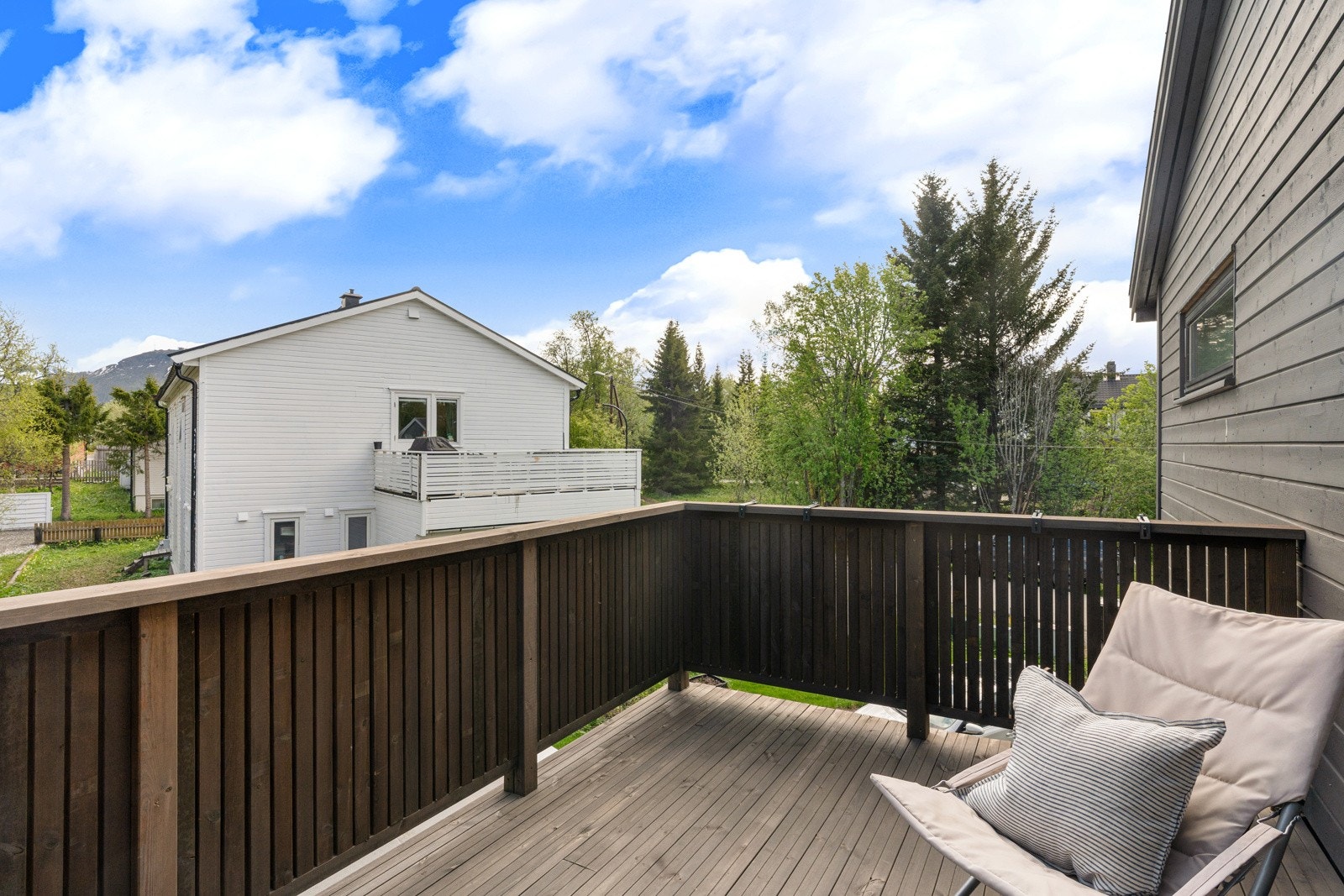 Sørvendt veranda med utgang fra loftstuen.