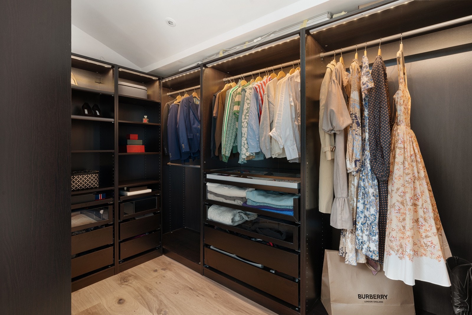 Hovedsoverommet har stor walk-in garderobe. Svært praktisk!