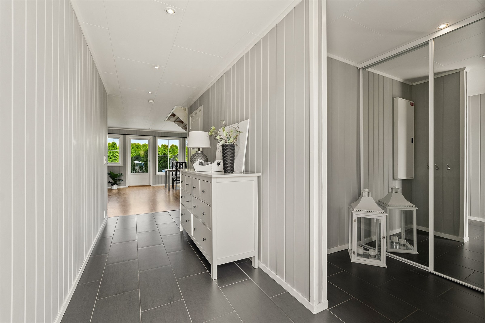 Det er varme i gulv i entré, og rommet har hjørne med skyvedørsgarderobe når du kommer inn i boligen. Galleribilde