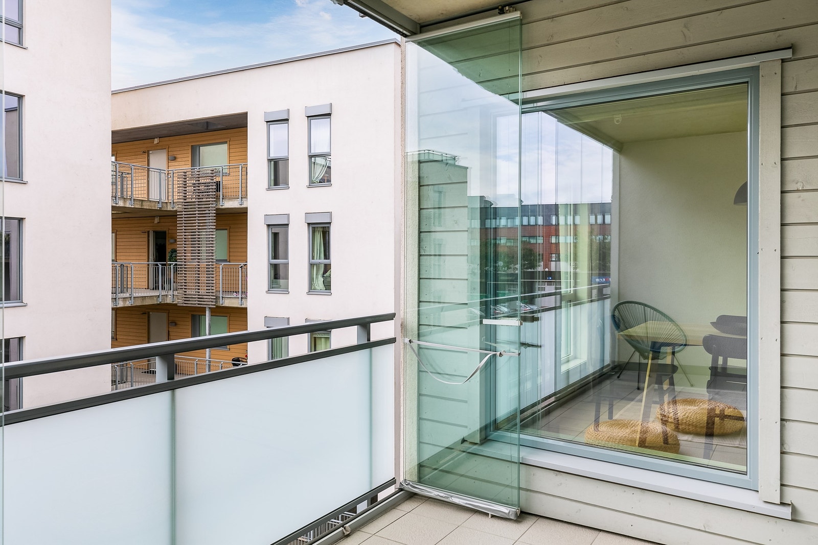Skjermende glass som enkelt trekkes frem og tilbake utvider verandaens bruksmuligheter betydelig. Galleribilde