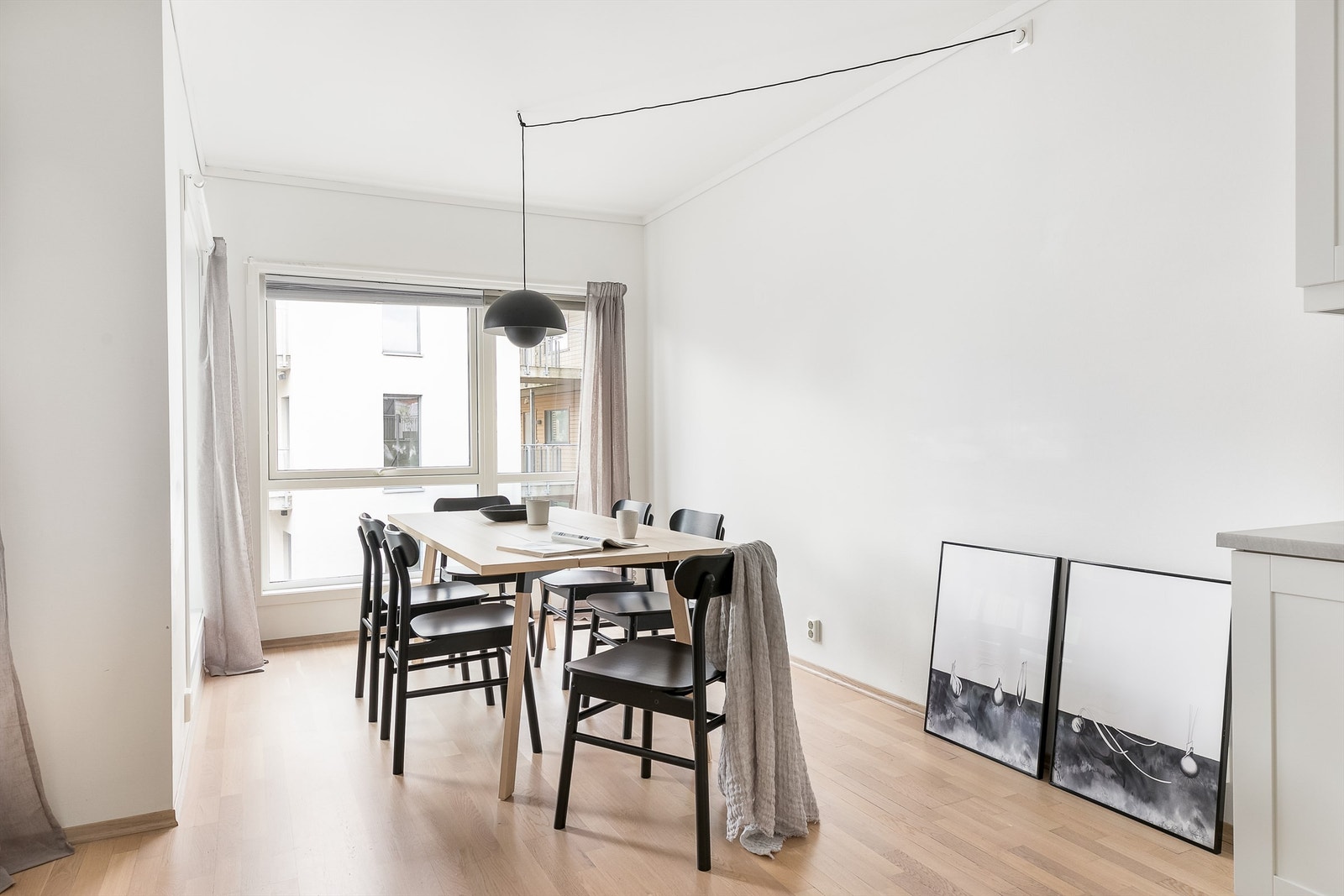 Gulvene er i alle rom utenom badet av tre-stavs eikeparkett. Galleribilde