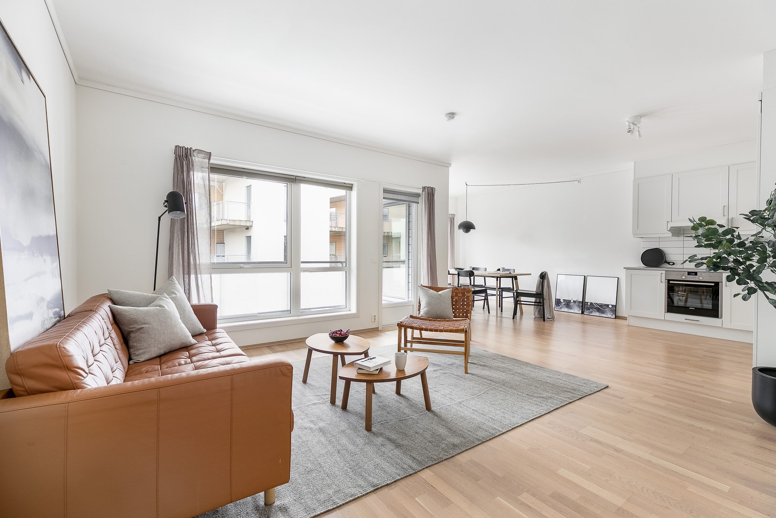 Romløsningen er effektiv og hensiktsmessig utformet, blant annet med stuen og kjøkkenet i åpen løsning. Galleribilde