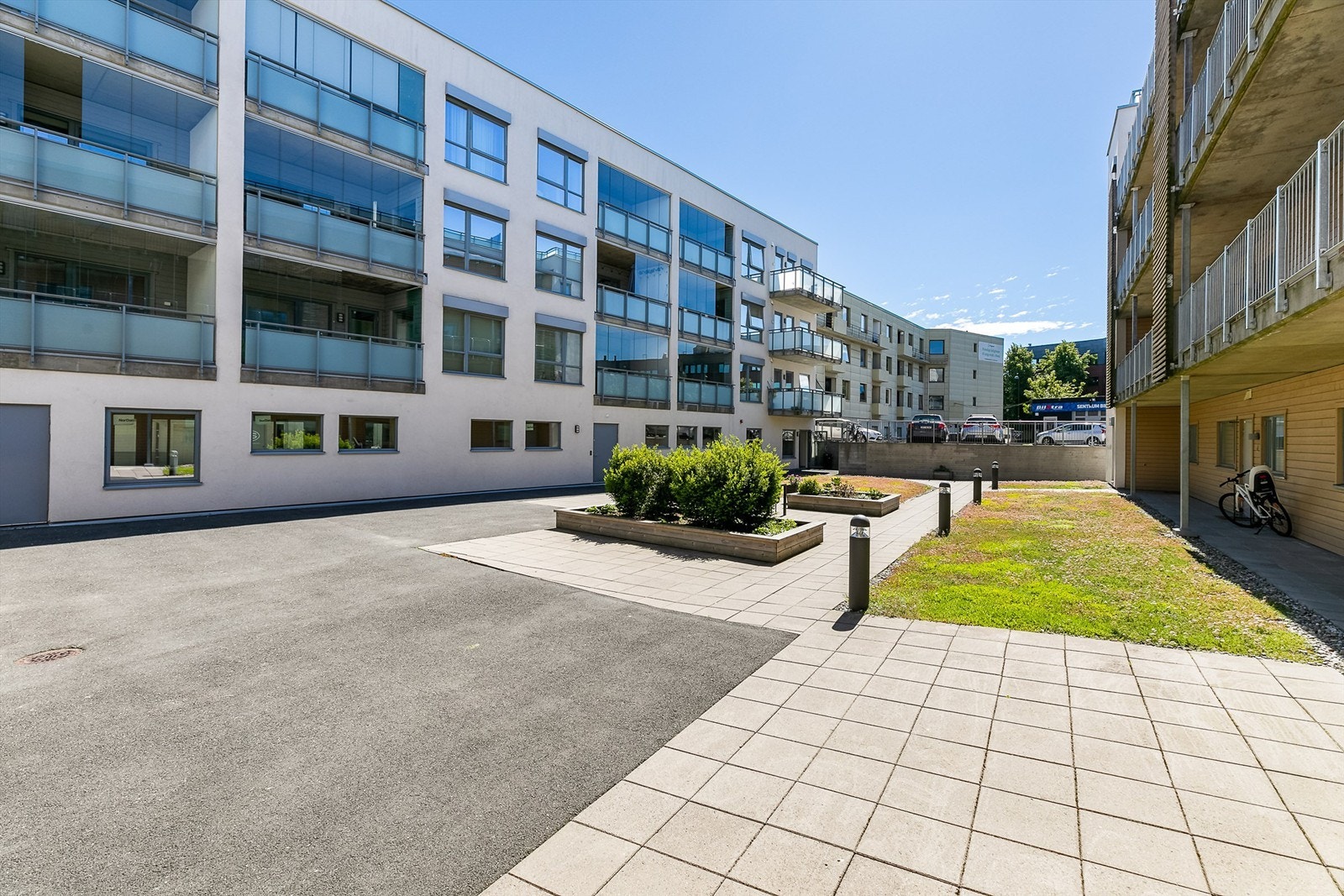 Gårdsrommet er avlåst med port og tilrettelagt for sykkelparkering. Galleribilde