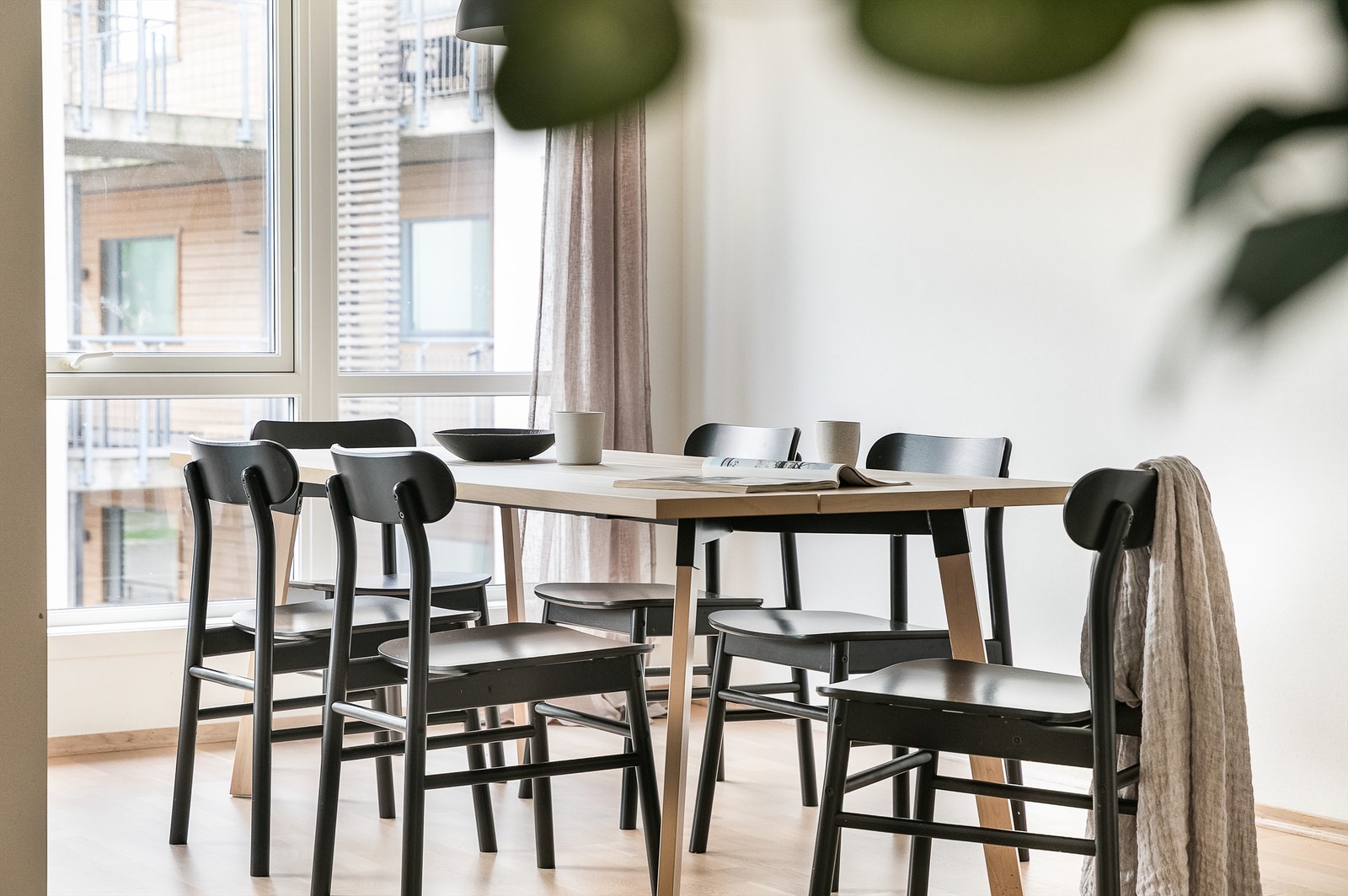 Hjørneform og et romslig areal gjør stuen enkel å møblere med både sofa og spisegruppe. Galleribilde