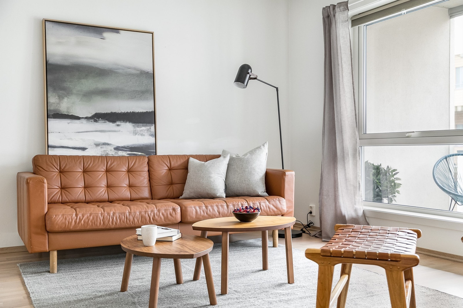 Store vinduer og høyden av tredje etasje fremmer gode lysforhold i stuen dagen gjennom. Galleribilde
