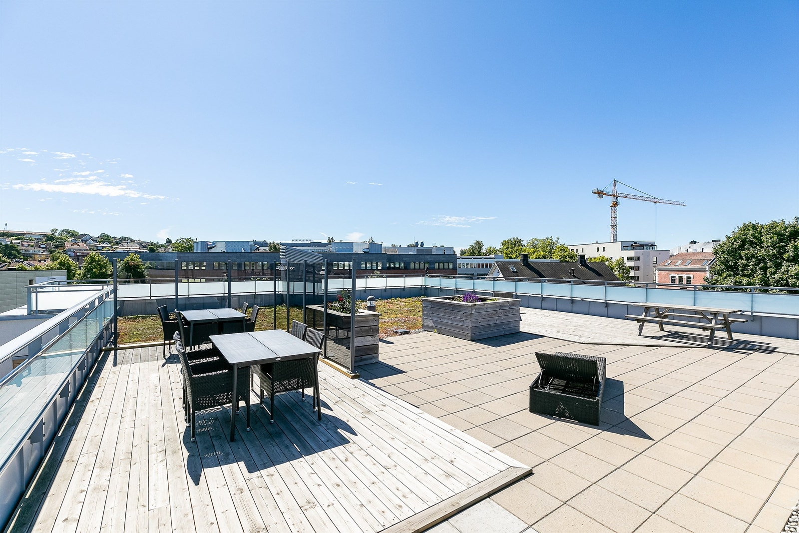 Som seksjonseier får du tilgang til sameiets store og solfylte takaltan. Galleribilde