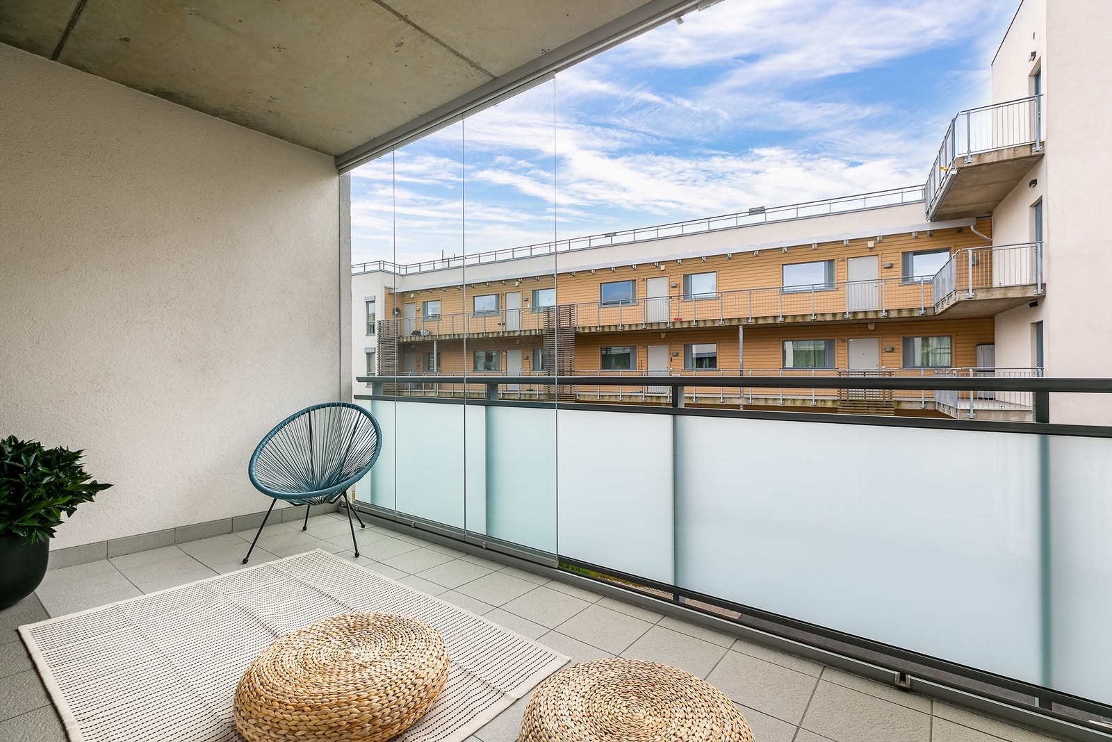 I årets varme måneder kommer solen til verandaen fra utpå ettermiddagene. Galleribilde