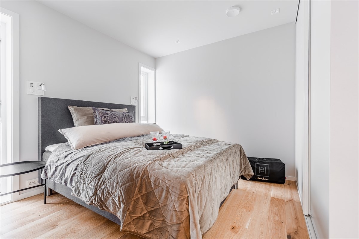 Soverom med parkett og skyvedørsgarderobe