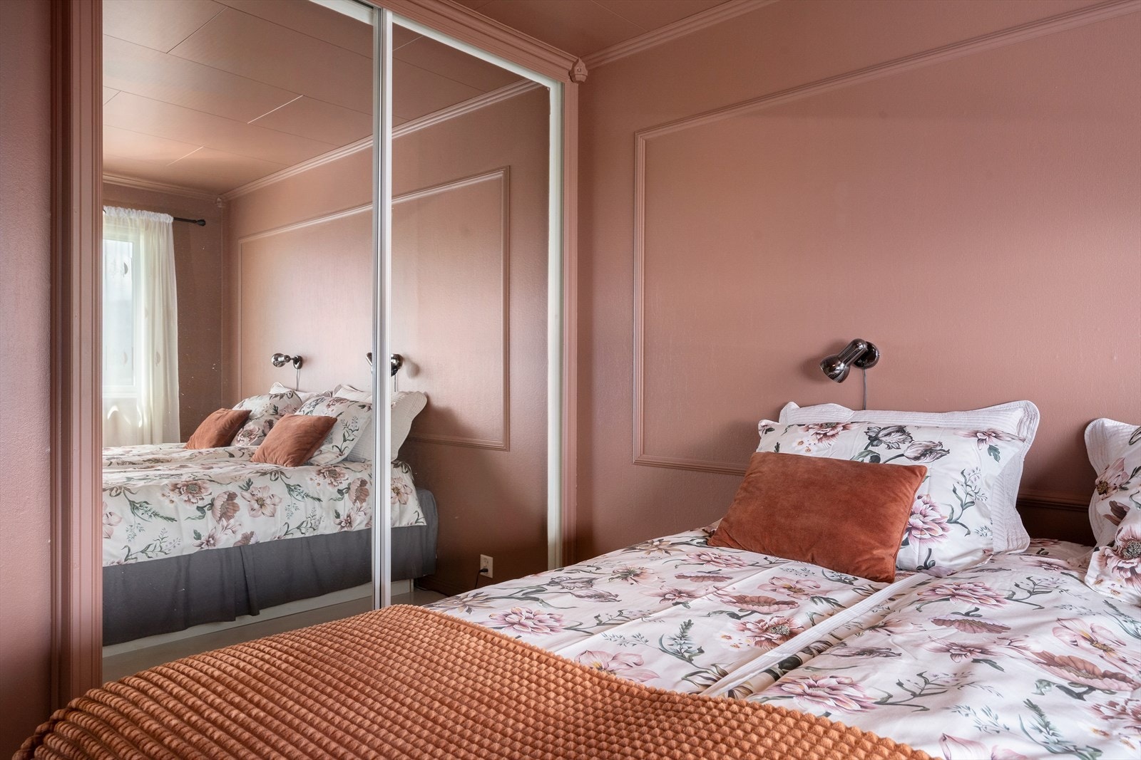 I tillegg en praktisk skyvedørsgarderobe Galleribilde