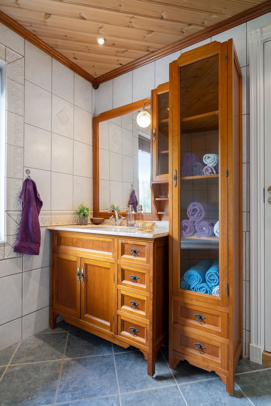 Fra badet er det tilkomst til to godkjente soverom i etasjen, hvorav ett i dag er innredet og benyttes som oppbevaringsrom. Fra dette rommet er det også en praktisk luke i benkeplaten med forbindelse til vaskerommet Galleribilde
