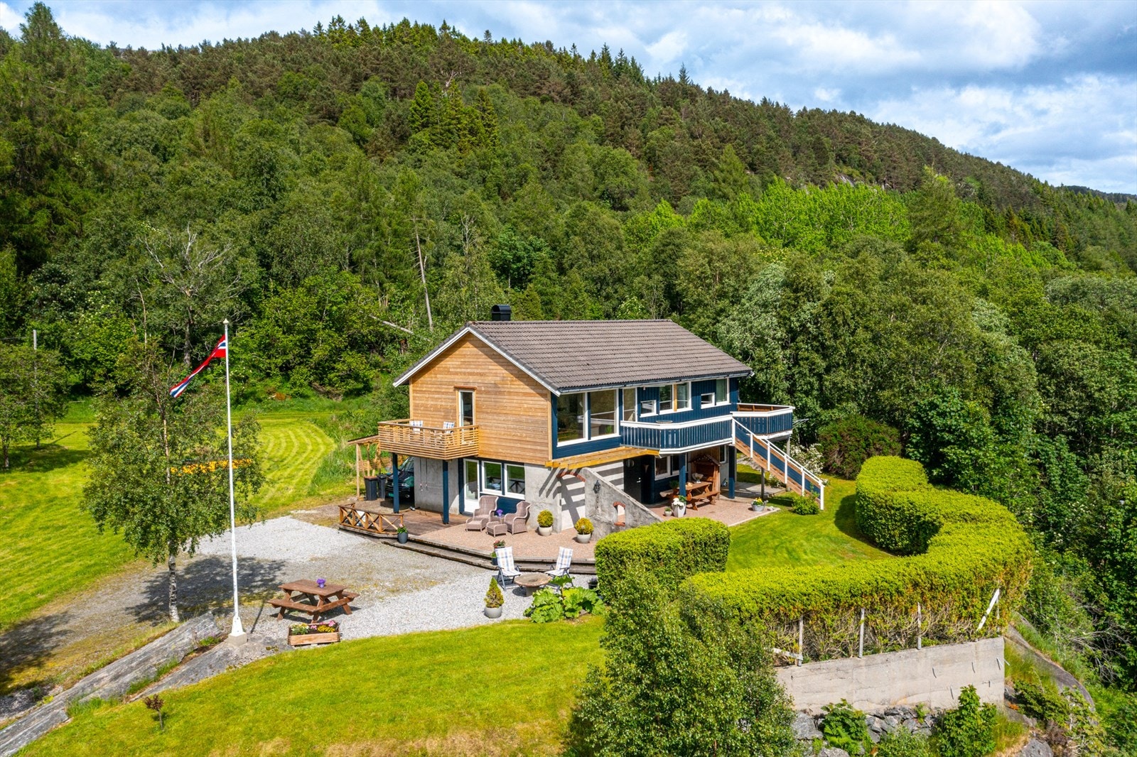 Denne familievennlige eneboligen kombinerer landlige omgivelser med en nydelig utsikt mot sjø og natur - en kvalitetsopplevelse som varer Galleribilde
