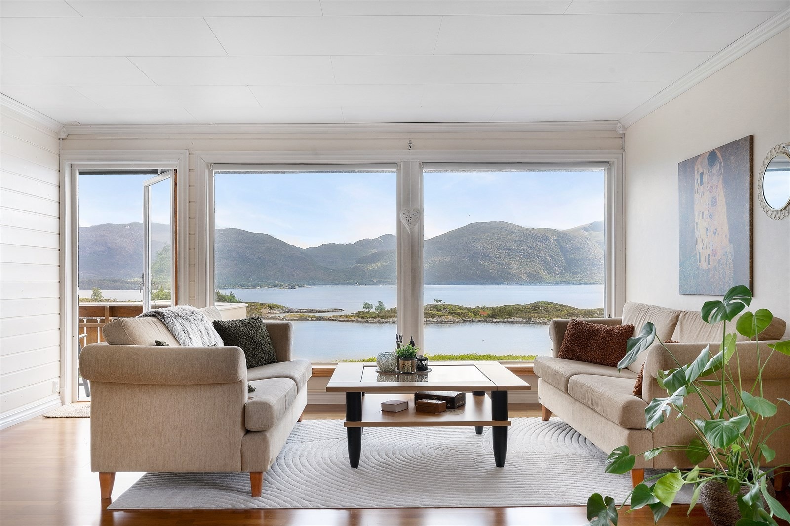 Et vakkert maleri som fanger en stemningsfull utsikt og tilfører rommet både særpreg og en rolig atmosfære. Galleribilde