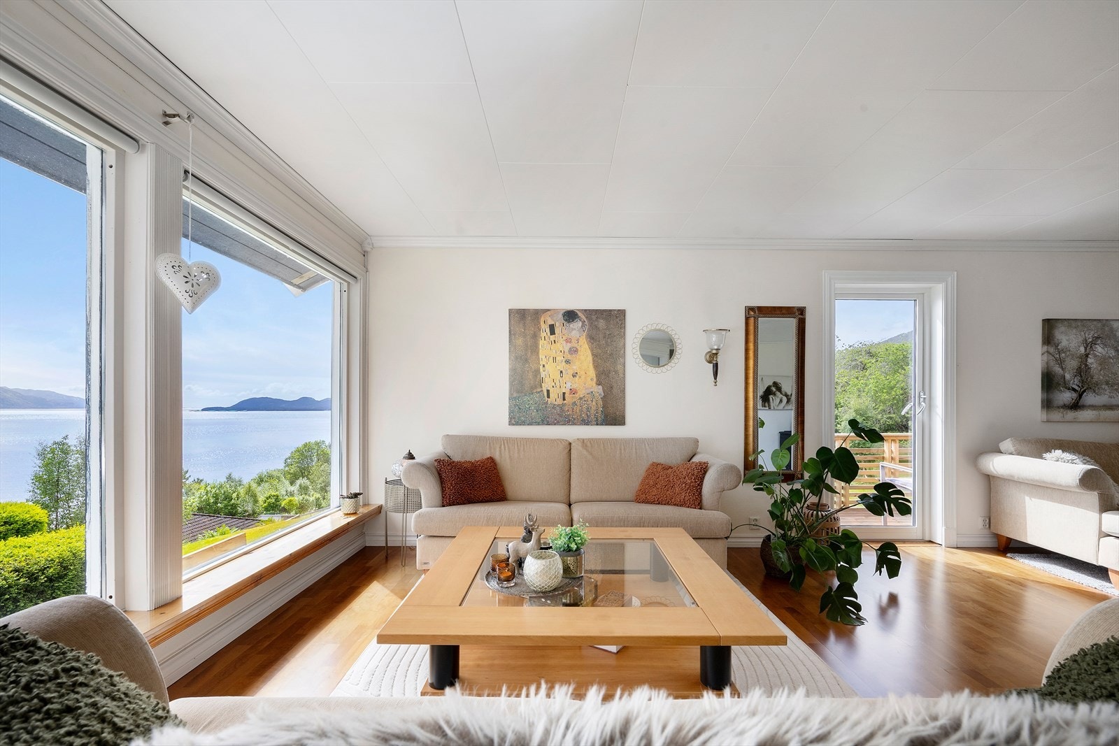 Stuen har utgang til en solrik, sørvendt altan, i tillegg til en vestvendt altan med gode solforhold til kveldstid. Galleribilde