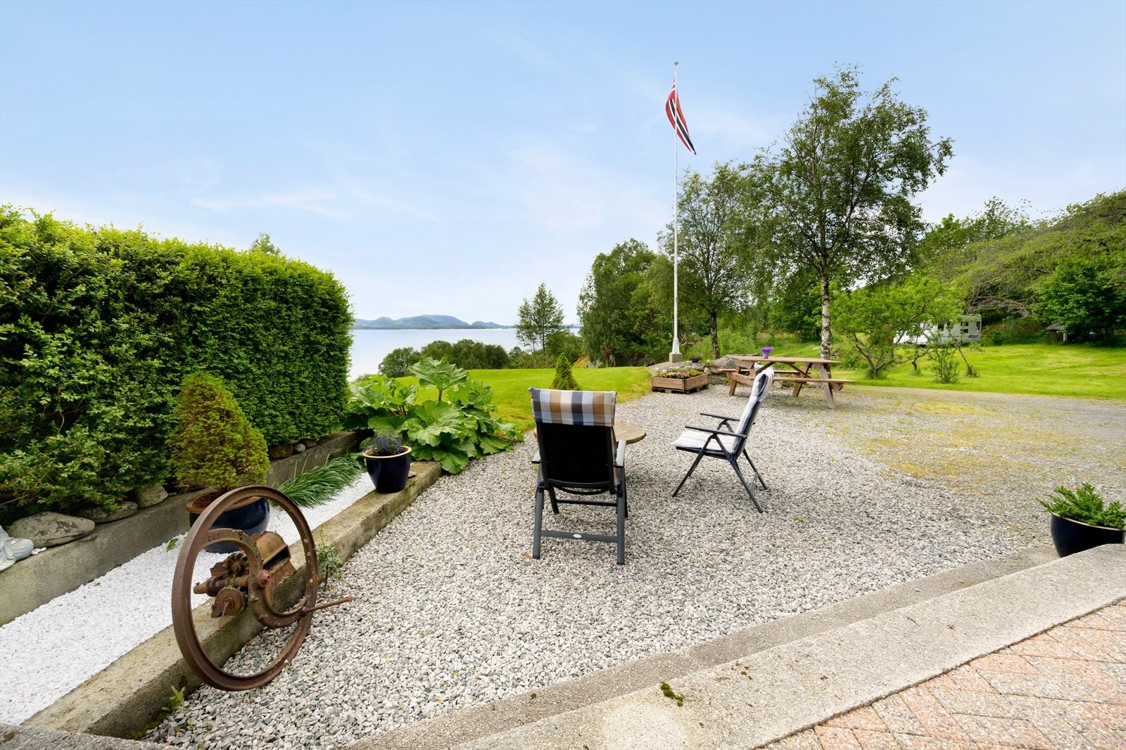 Tomten er i hovedsak flat og byr på gode parkeringsmuligheter for både beboere og gjester. Parkering i carport gir en komfortabel og skjermet løsning året rundt Galleribilde