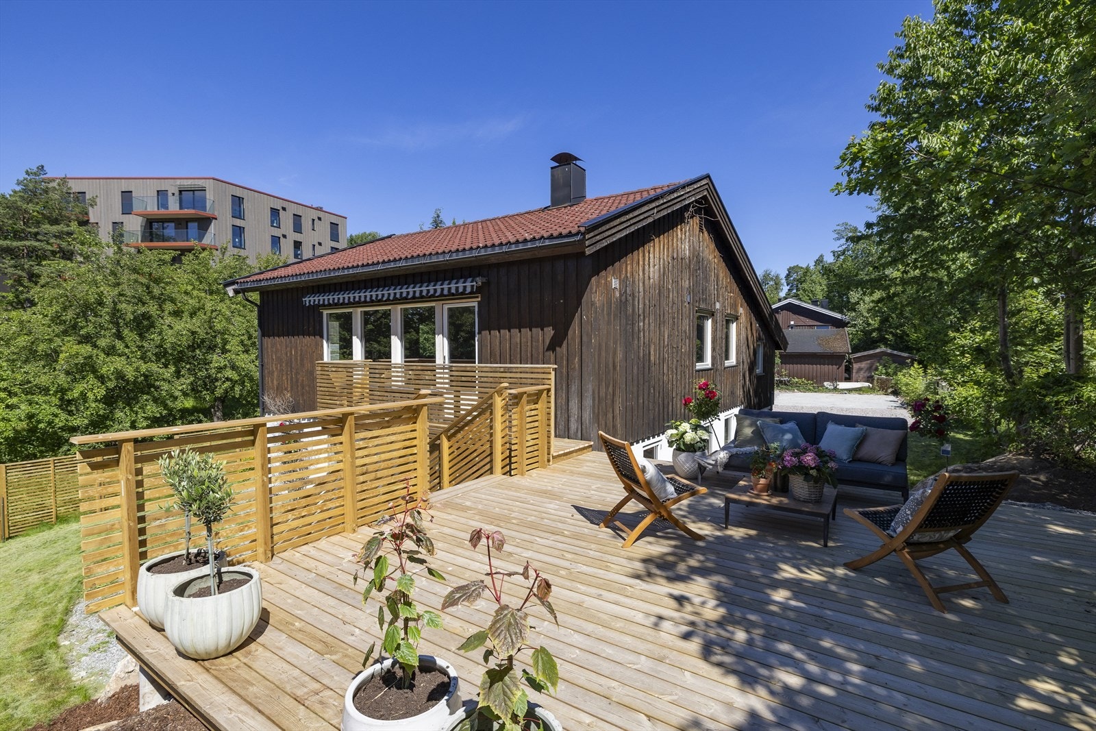 Velkommen til Bjørnemyrveien 18 - En oppusset og moderne enebolig med innredet hybel og vestvendt beliggenhet. Galleribilde
