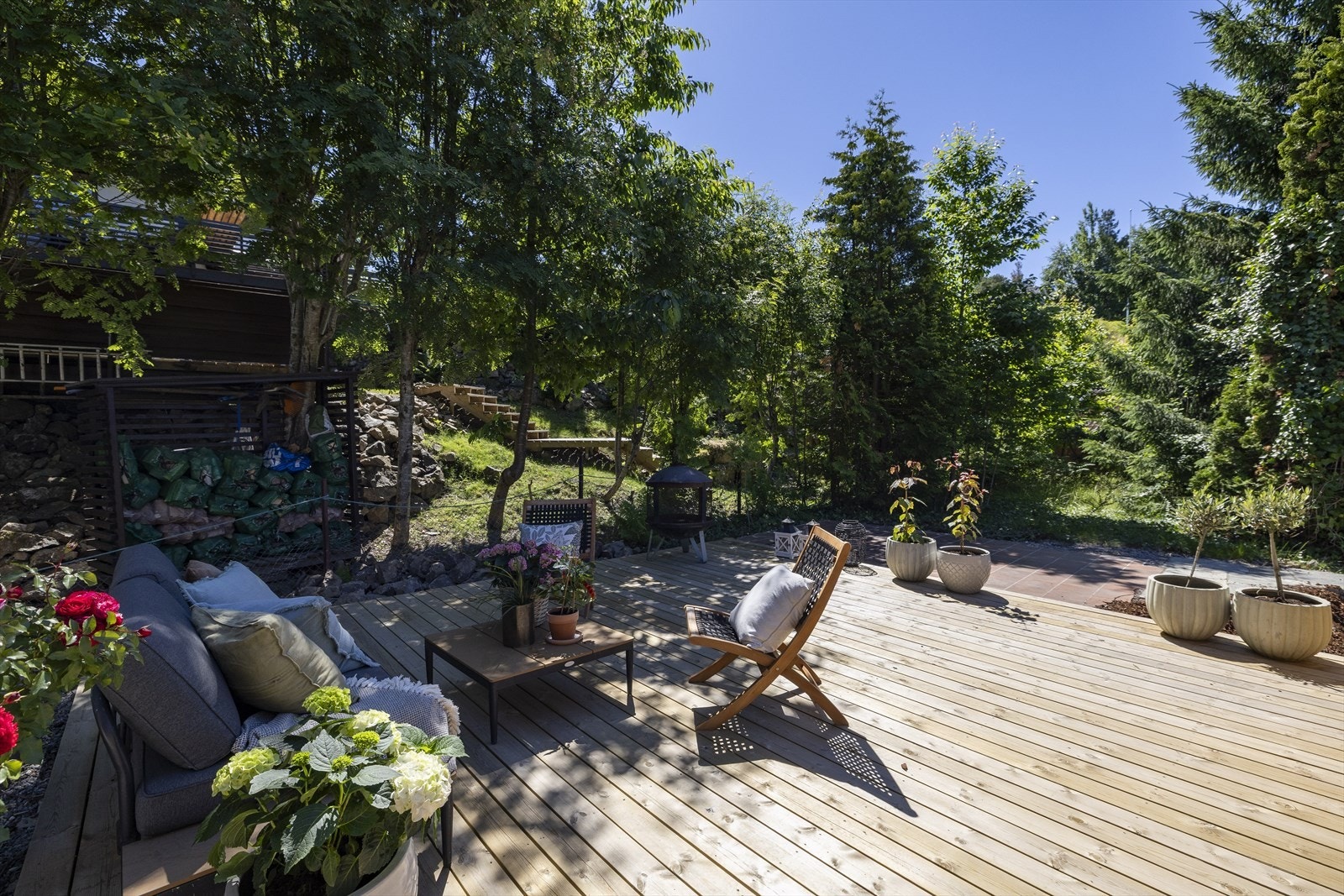 Terrassen ligger øverst på tomten og fungerer som et naturlig samlingspunkt, perfekt for hagemøbler og solrike dager! Galleribilde