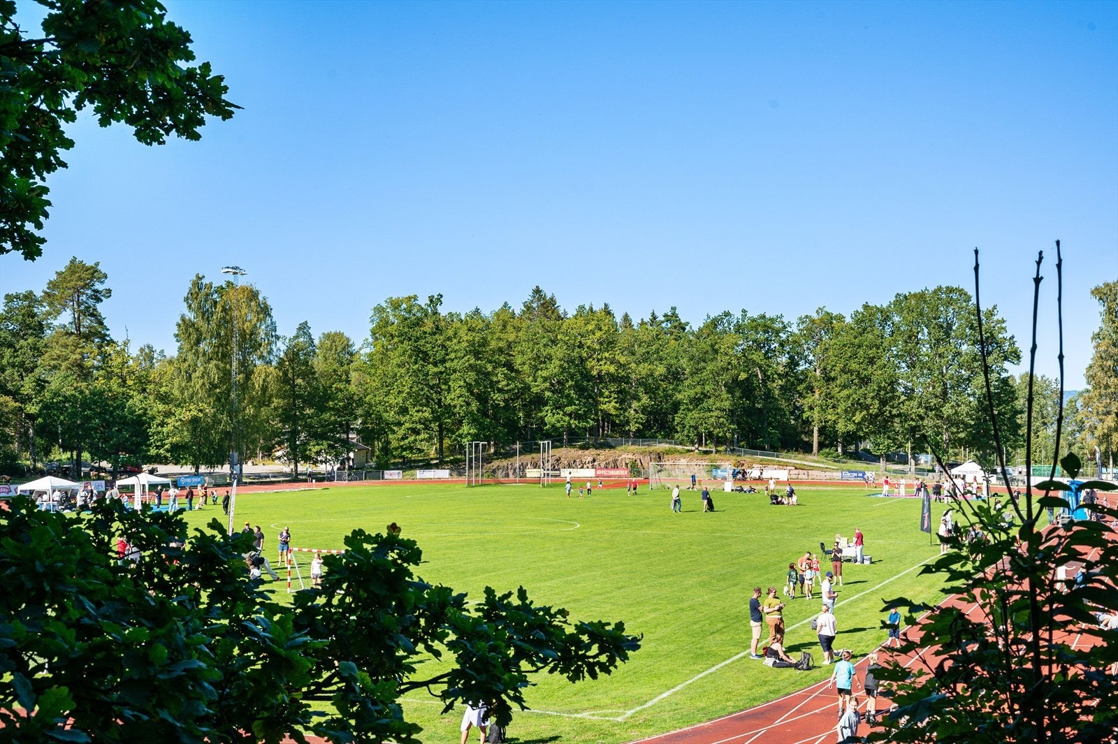 Kort vei eller snarvei gjennom skogen til Berger stadion med friidrettsbane, fotballbaner og idrettshus. Flerbrukshall i nærområdet. Galleribilde