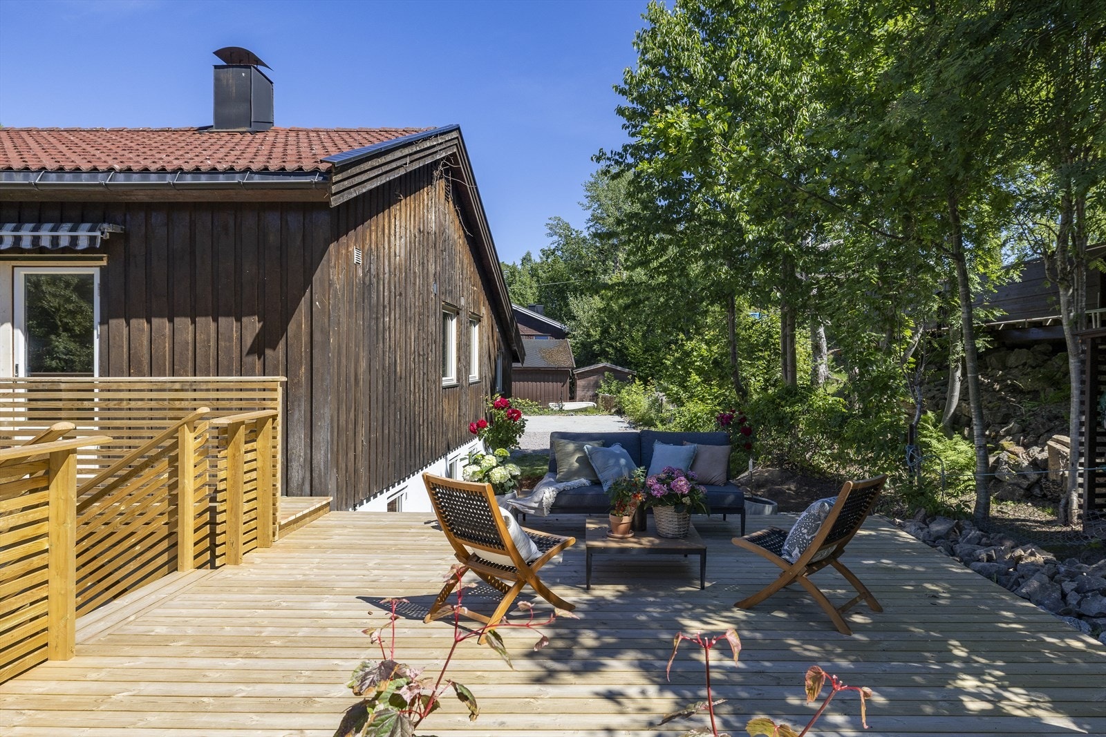 Stor solrik terrasse øverst på tomten med utgang fra stuen. Galleribilde