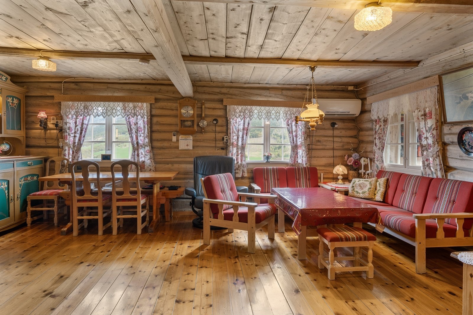 Stua har god plass til både spisebord og sofagruppe. Gulvet er av furu, lagt i 1982. Galleribilde