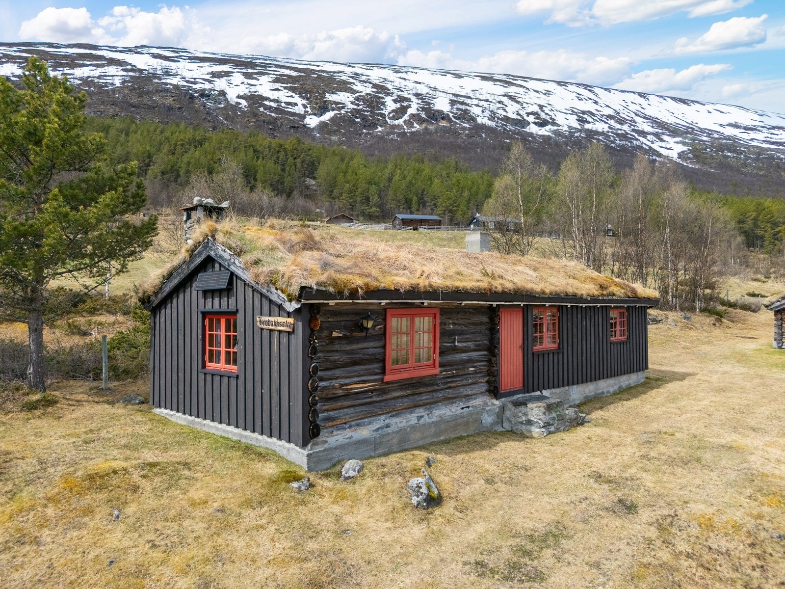 Seteren ligger vakkert til med fjellet som nærmeste nabo. Galleribilde