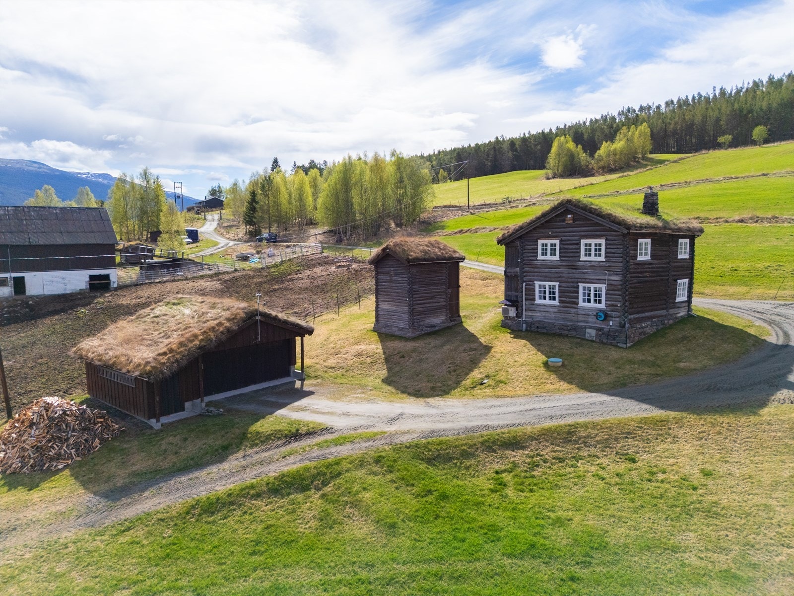 Eiendommen består av våningshus, garasje, stabbur og driftsbygning. Galleribilde