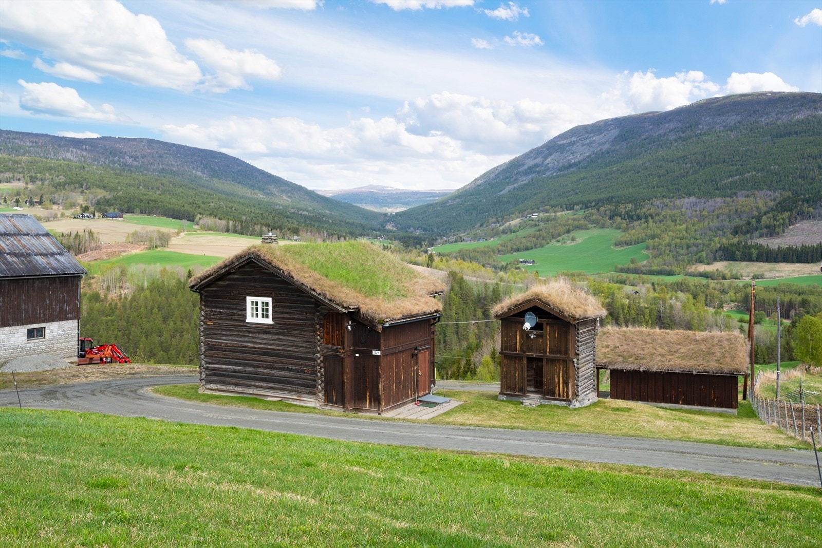 Her får man et idyllisk og tradisjonsrikt tun med flere historiske bygninger. Galleribilde