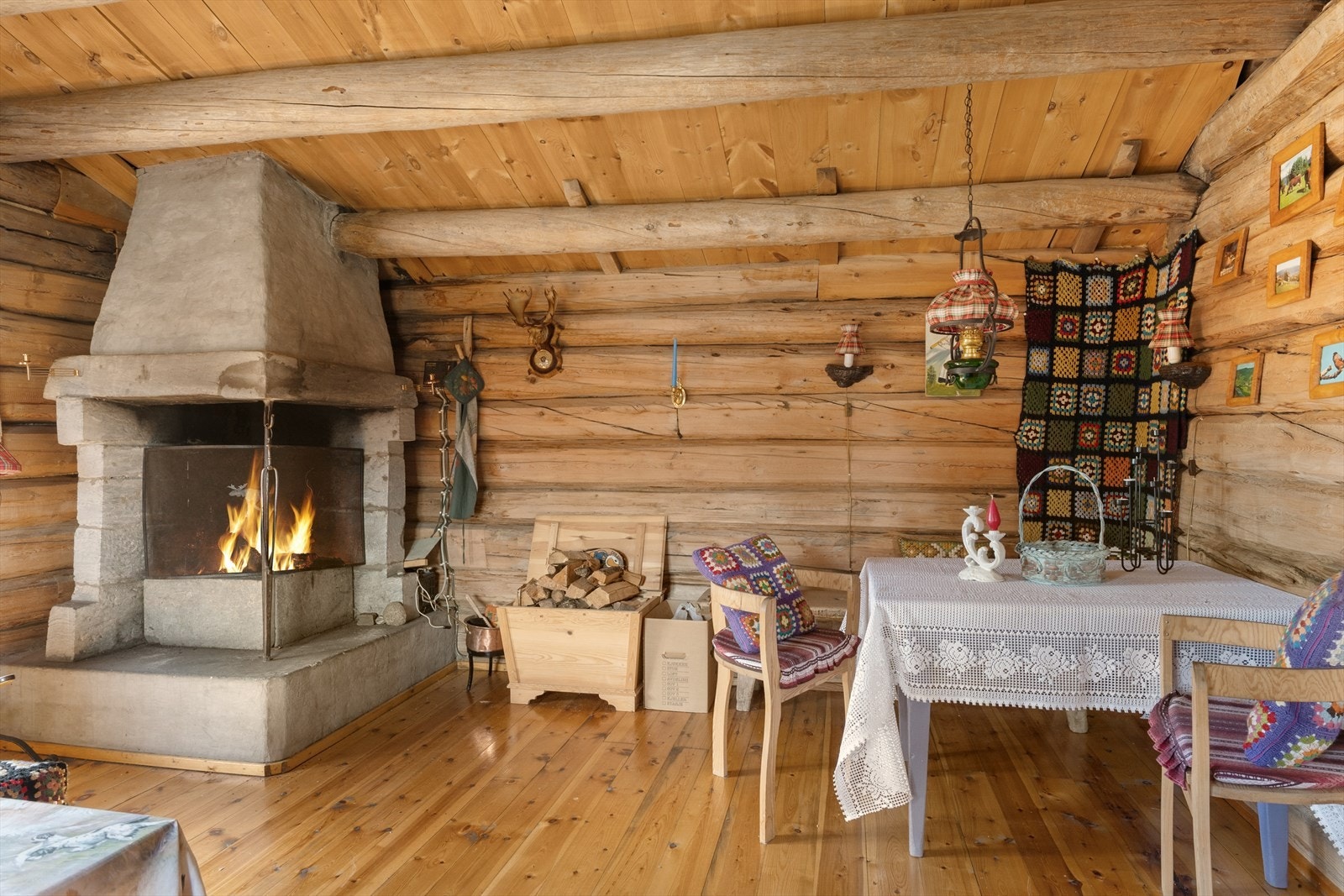 Peisen er et naturlig samlingspunkt i stuen. Galleribilde
