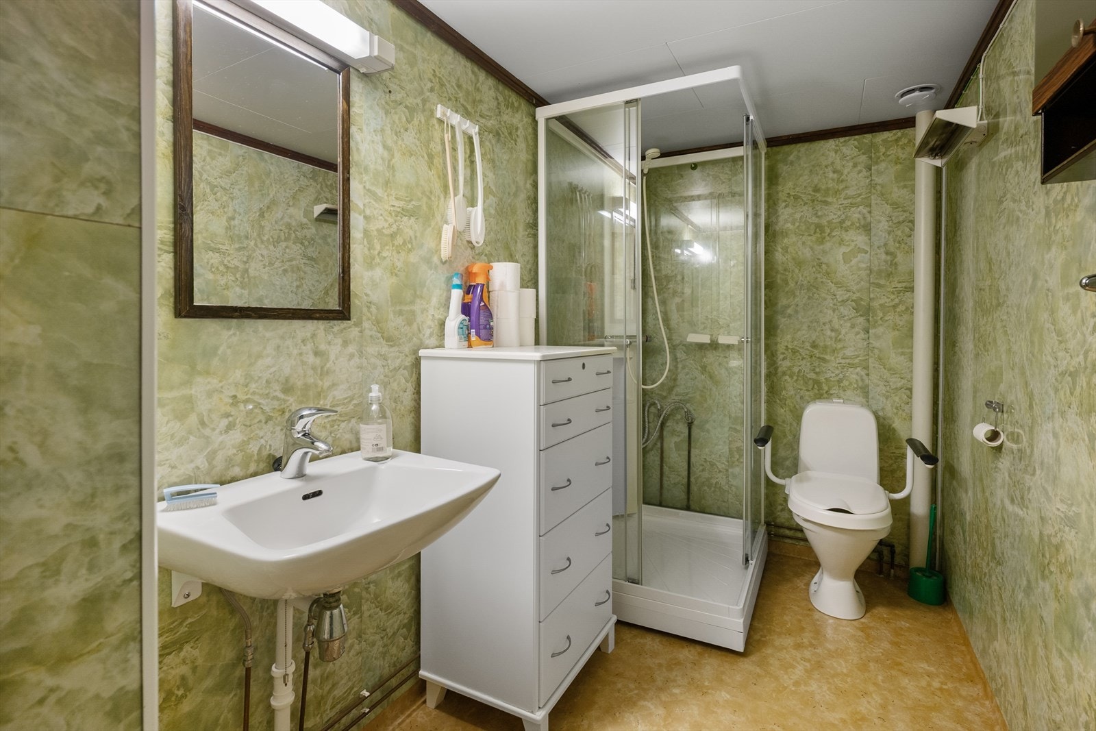 Badet i andre etasje ble modernisert i 1980 og har dusjkabinett, toalett og servant. Oppgradering må påregnes. Galleribilde