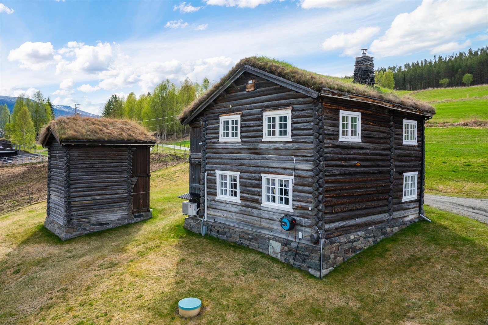 Småbruket består av et fredet våningshus og et fredet stabbur fra 1866, oppført i tradisjonell tømmerkonstruksjon. Galleribilde