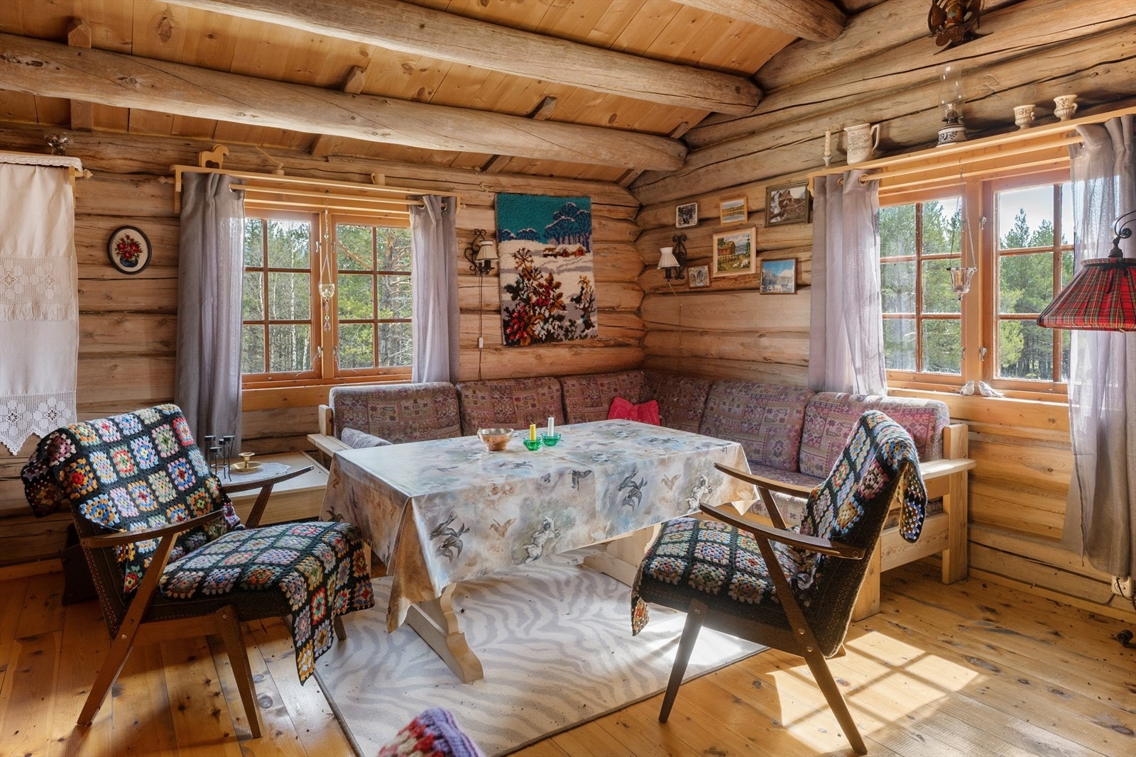 Stua har plass til både sofakrok og spisebord. Galleribilde