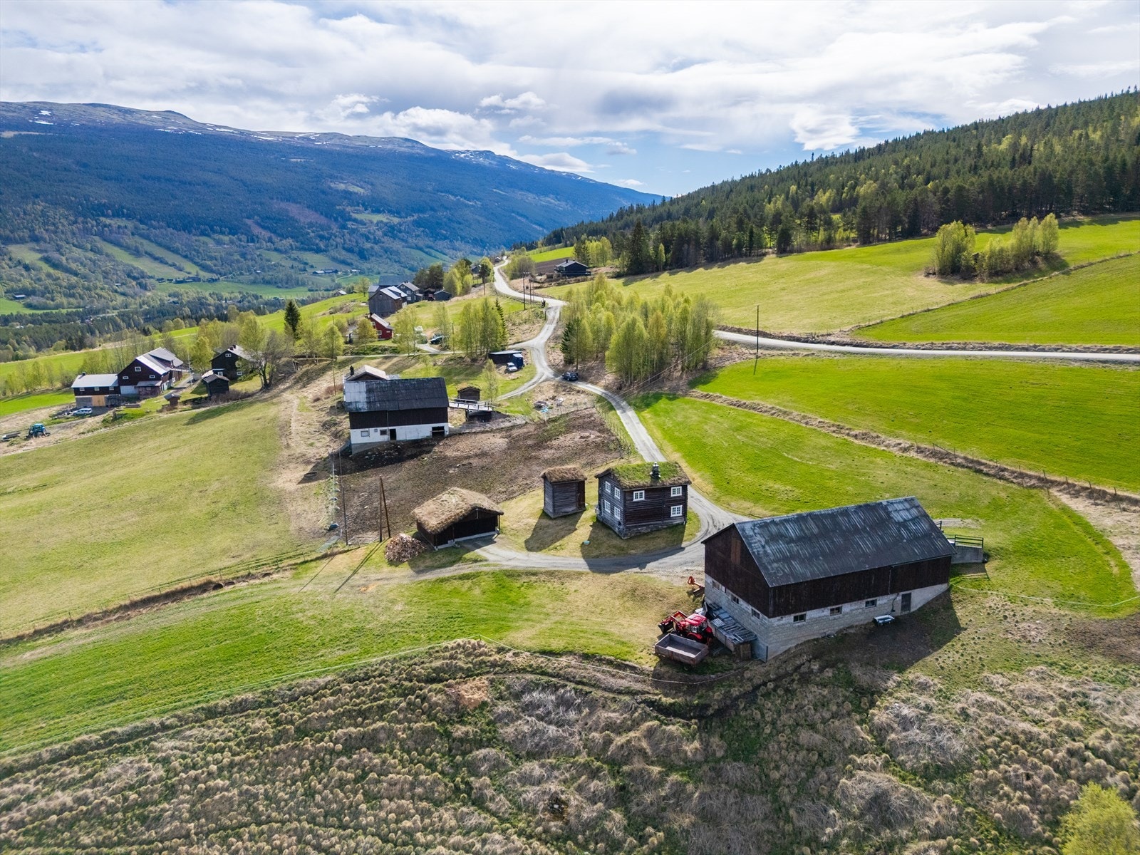 Småbruket ligger i et aktivt landbruksområde kjent for sin vakre natur. Galleribilde