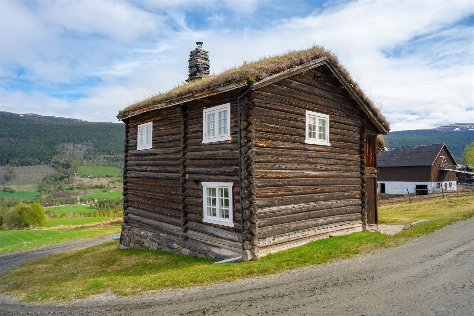 Våningshuset har torvtak som ble lagt i 1986, og grunnmur av betong og naturstein. Galleribilde