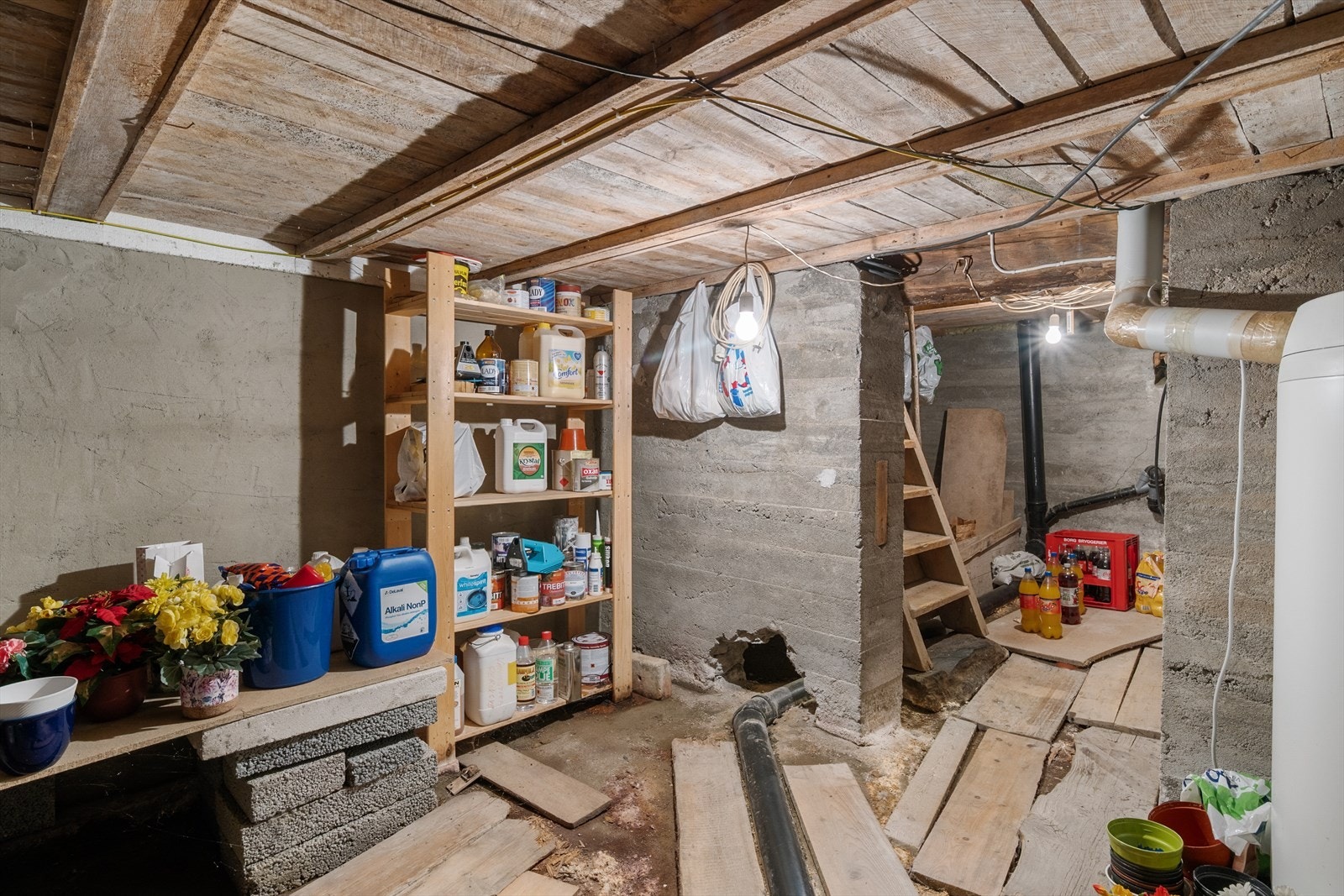 Kjellerrom med vegger av betong og mur. I tillegg har boligen en krypkjeller. Galleribilde