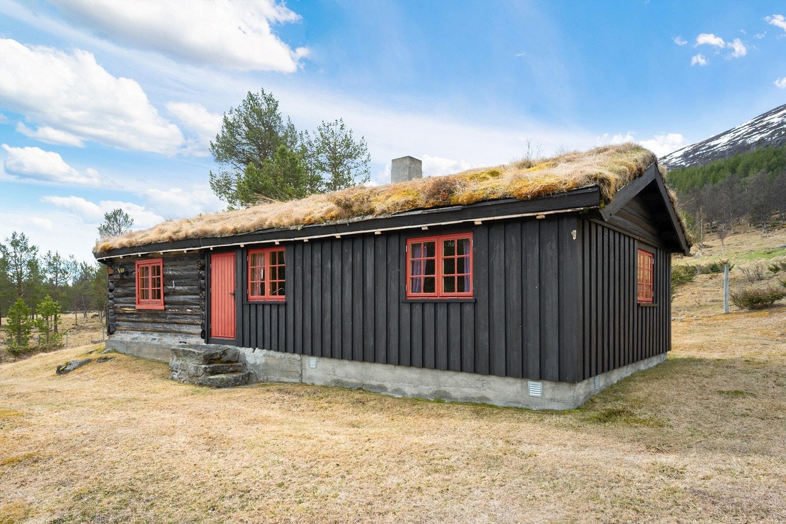 Seterbygningen er oppført i laftet tømmer og har torv på taket. Galleribilde