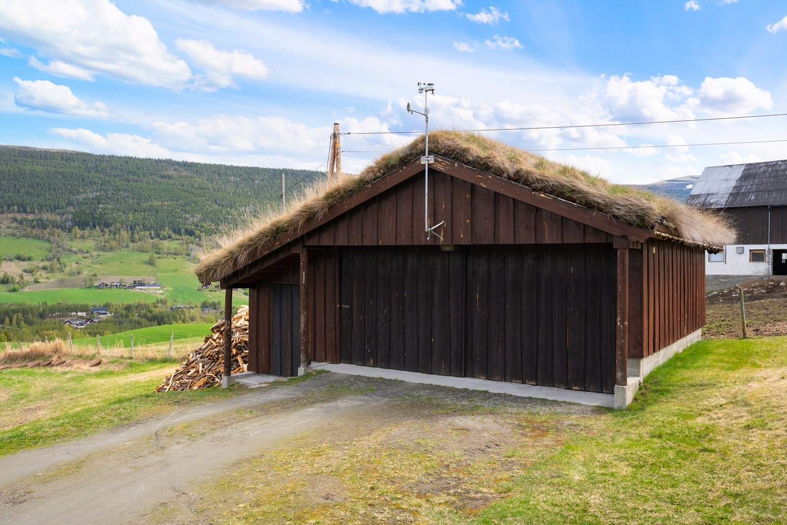 Til eiendommen hører også en garasje. Galleribilde