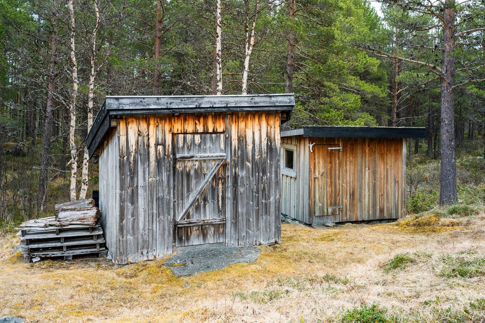 I tillegg skåle og uthus/do. Galleribilde