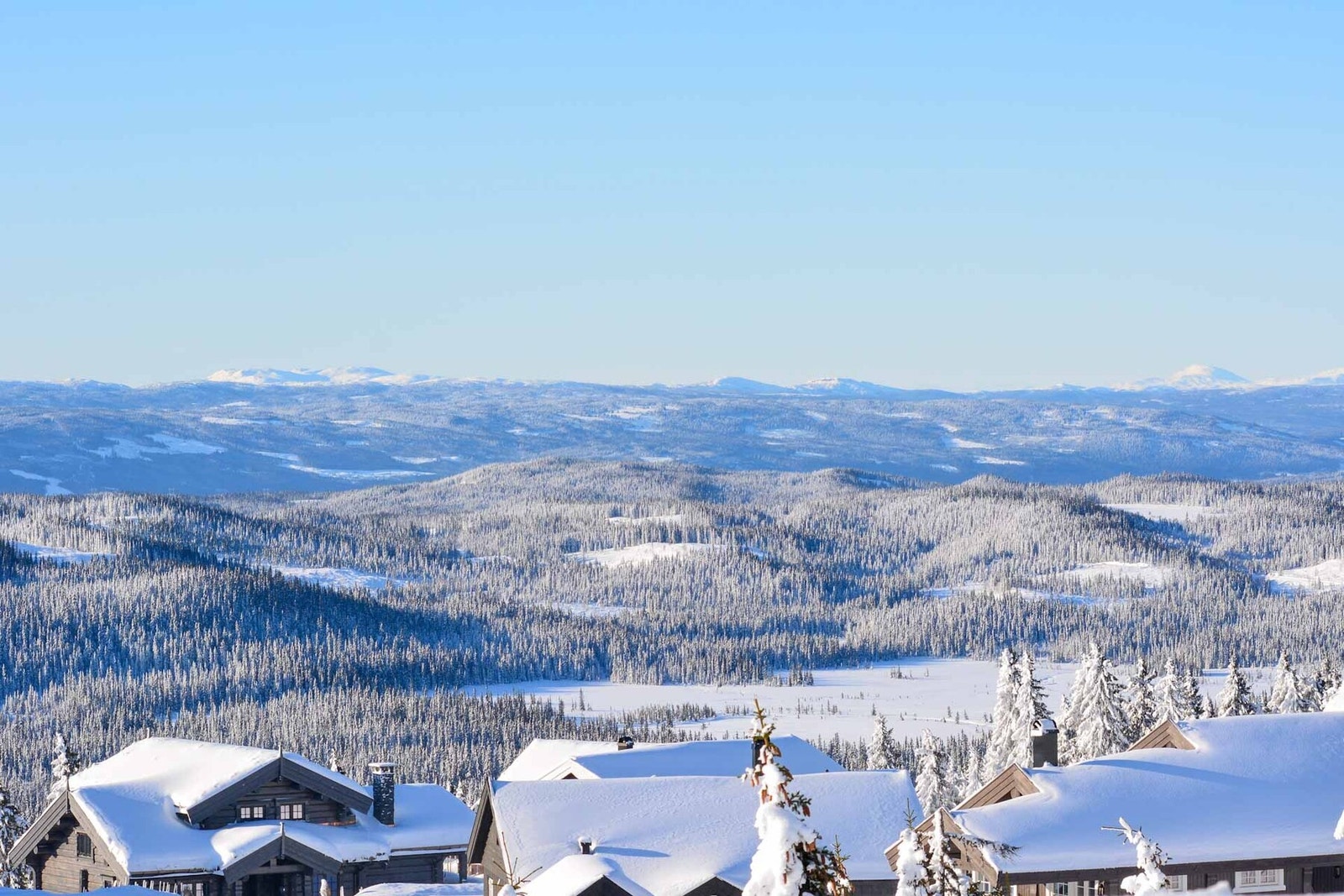 Foto fra tomteområdet med utsikt mot fjellene i vest. Galleribilde
