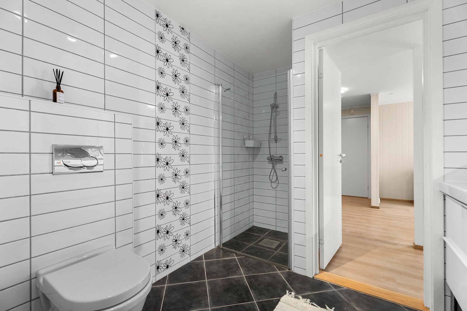 Flislagt bad med gulvvarme i 1.etasje Galleribilde