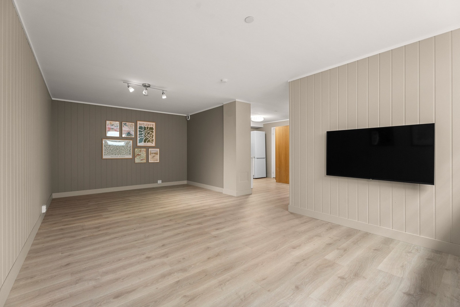 Romslig kjellerstue i sokkel malt i moderne farger - 22 kvm Galleribilde