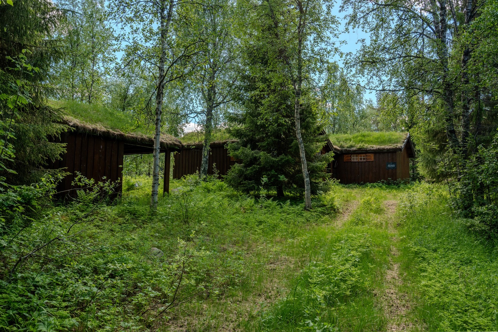 Hyttetunet består av en hovedhytte med stue, kjøkken, to soverom og hems, samt en nyere innredet hyttedel med bad, soverom og allrom klargjort for kjøkken. Galleribilde